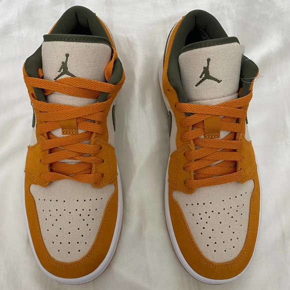 Air Jordan 1 Low Light Curry (8 Men) - Picture 7 of 12
